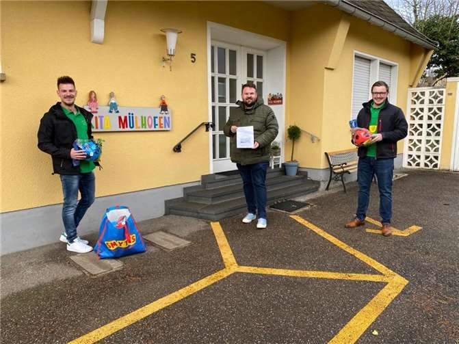 Übergabe an Bürgermeister Mohr, stellvertretend für die Kommunale Kita Mülhofen. Fotos: KG Mülhofen