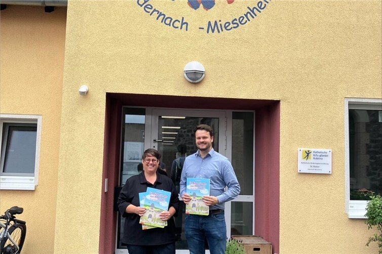 Übergabe an die Leitung der Kita St.Kastor Andernach-Miesenheim