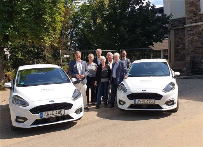 Übergabe der 2 Fahrzeuge. Auf dem Bild von links nach rechts: Dr. Kleemann (Rotary), Frau Heideck (Verwaltungsleiterin Klinik), Dr. Oertel (Rotary), Frau Smolenski (Klinik), Herr Adomeit (Rotary), Dr. Smolenski (Klinik), Herr Touson (Ford Foerster). Foto: privat