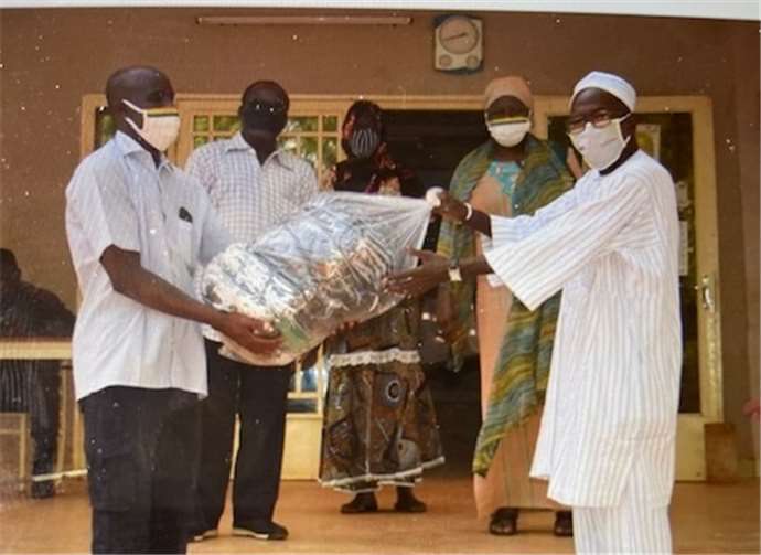 Übergabe der 4000 Masken an die Gemeinde durch den Partnerschaftspräsidenten Simplice Ouedraogo mit den Frauen der AFBO im Hintergrund.Fotos: privat