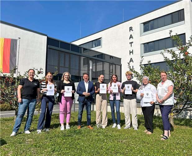 Übergabe der Abschlusszeugnisse, von links: Silke Grohs, Alina Eisner, Celina Kotz, Bürgermeister Holger Jung, Laura Martens, Leonie Sahli, Severin Seidel, Ikram Quallal und Christine Hilger. Foto: Stadt Meckenheim