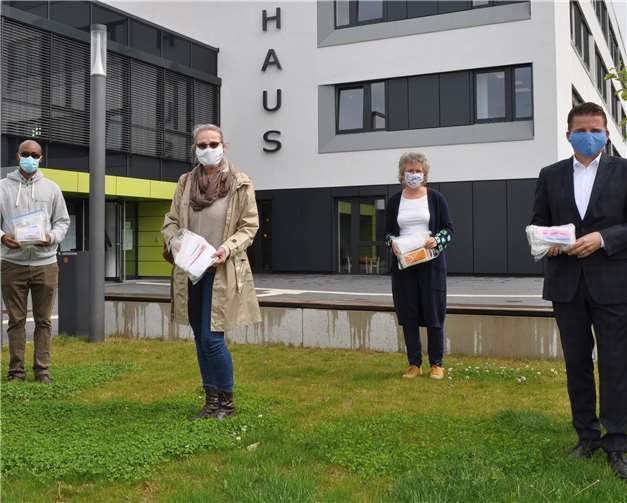 Übergabe der Alltagsmasken vor dem Rathaus: (v.l.) Jeff Gisimba, Anne Mäsgen, Simone Kämper und Holger Jung. Foto: Stadt Meckenheim