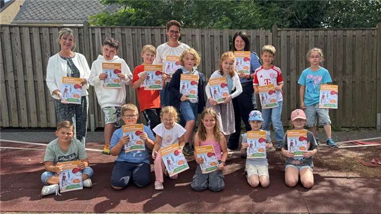 Landrätin unterstützt Radfahrausbildung an Grundschulen im Kreis Cochem-Zell Übergabe der Arbeitshefte in Greimersburg. Foto: Bianca Schuhmacher