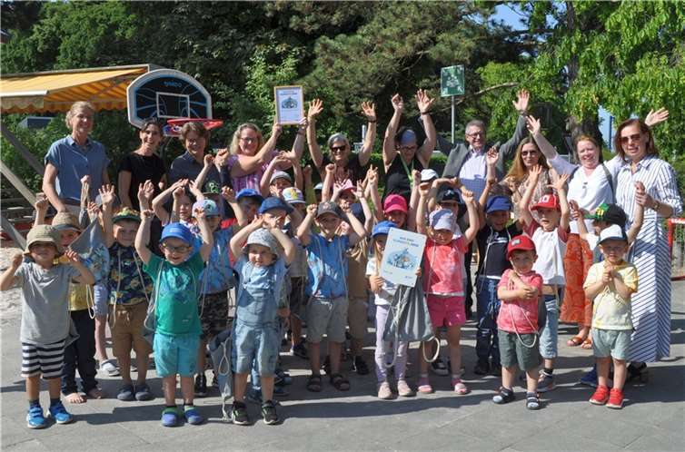 Übergabe der Auszeichnungsplakette und der Urkunde an die Kita „Steinbüchel“, hinten von links: Astrid Mühlenbrock und Monika Bröhl (beide Landesgesellschaft für Energie und Klimaschutz), Annette Kehl (NRW-Ministerium für Wirtschaft, Industrie, Klimaschutz und Energie), Kita-Leitung Simone Kerz, Birgit Kowollik und Daniela Zeising (beide Kita Steinbüchel), Hans Dieter Wirtz (Erster Beigeordneter), Anna Sitner (Leitung städtische Jugendhilfe) und Christine Hilger (städtische Jugendhilfe). Foto: Stadt Meckenheim