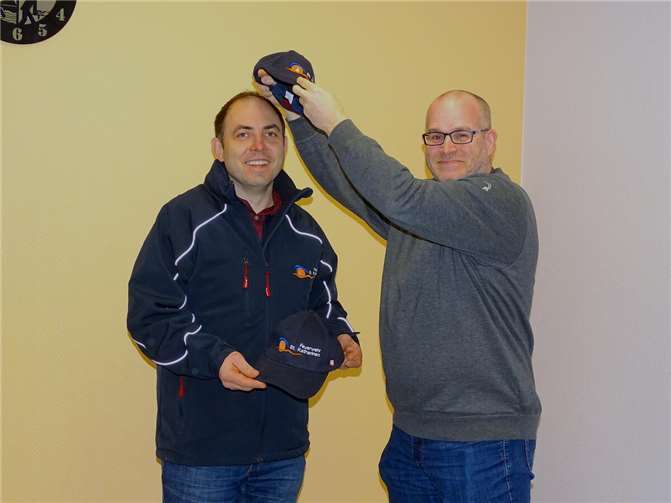 Übergabe der Basecaps, v.l.n.r: Wehrführer T. Schaarschmidt und S. Feesenmeyer (Schriftführer des Fördervereins).Foto: Feuerwehr St. Katharinen (J. Schlemmer)