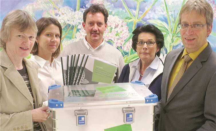 Übergabe der Bildungskiste an die Lehrerinnen des Kurfürst-Salentins-Gymnasiums in Andernach. Von links: Susanne Giesen, Lehrerin; Stefanie Kögler, Lehrerin; Dr. Björn Feistel, Finzelberg; Cornelia Schwöppe, Kooperation Phytopharmaka, Dr. Bruno Wagner, Finzelberg.Privat