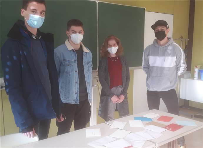 Übergabe der Briefe an die Altenpflegeschüler aus Mayen.