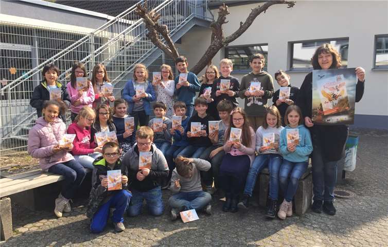 Übergabe der Bücher „Ich schenk dir eine Geschichte“.Foto: privat