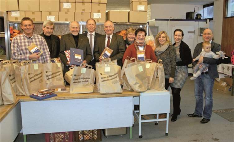 Übergabe der Bücher durch Mitglieder der Service-Clubs an die Mitarbeiter der Cochemer Tafel.privat