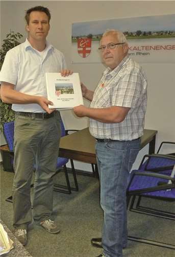 Übergabe der Bürger-Broschüre an den Oberbürgermeister. privat