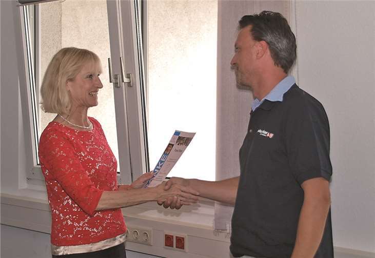 Übergabe der Dankurkunde an Frank Rieke, einen der engagierten Mitarbeiter.