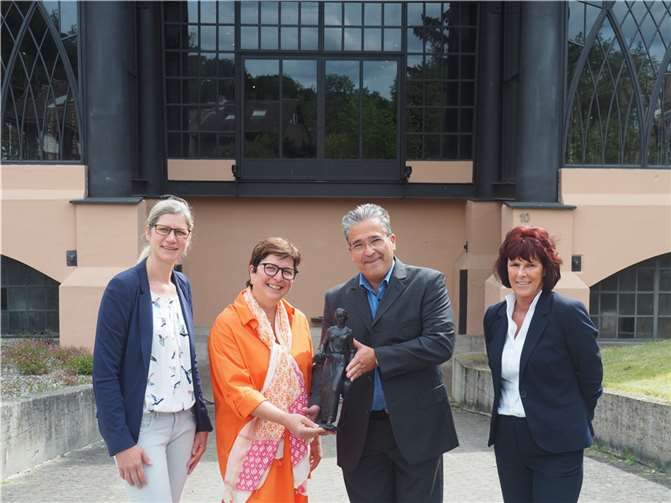 Übergabe der Dauerleihgabe von der Buderus Guss GmbH, vertreten durch Kathrin Heumann-Kunz und Jörg Firnges (re.), an die Geschäftsführerin der Stiftung Sayner Hütte, Steffi Zurmühlen (li.), und der Leiterin des Eisenkunstgussmuseums, Barbara Friedhofen (mi. li.).  Foto: Theresa Artzdorf
