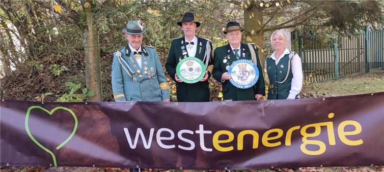 Übergabe der Ehrenscheiben an den Vogelkönig Werner Rüber und den Scheibenkönig Gerhard Greßler.