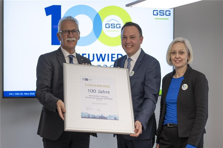 Übergabe der Ehrenurkunde.  Foto: Rainer Claaßen