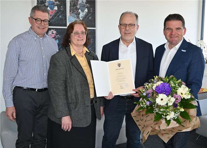 Übergabe der Ehrenurkunde, von links: Erster Beigeordneter Hans Dieter Wirtz, Stadtkämmerin Pia-Maria Gietz, Technischer Beigeordneter Heinz-Peter Witt und Bürgermeister Holger Jung. Foto: Stadt Meckenheim