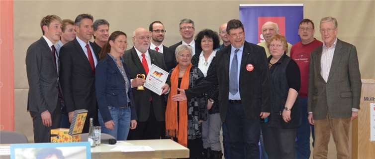 Übergabe der Ehrung „Regional-Politiker mit Herz“ vom Gemeindeverband der SPD in der Verbandsgemeinde Weißenthurm an Dieter Klöckner. privat