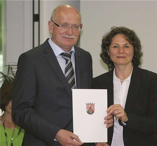 Übergabe der Entlassungsurkunde durch Rektorin Eva Leimbach.  Privat