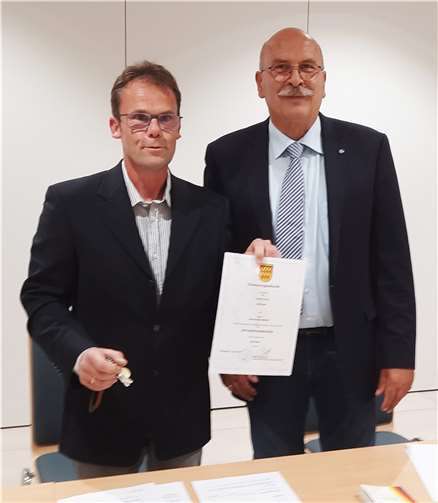 Übergabe der Ernennungsurkunde durch Werner Spitzley (r.) an den neuen Ettringer Ortsbürgermeister Alexander Weber.