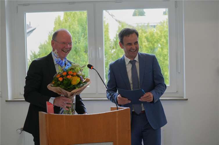 Übergabe der Ernennungsurkunde durch den bisherigen Bürgermeister Thilo Becker an Marco Weißer.  Fotos: VG Höhr-Grenzhausen