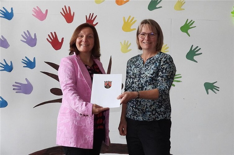 Übergabe der Ernennungsurkunde durch die Referentin der ADD Frau Zakrzewski an Frau Mattuschka (re.).