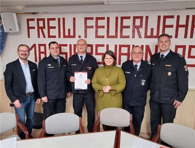 Übergabe der Ernennungsurkunde zur Wiederwahl von Arno Goldhausen als Wehrführer der Freiwilligen Feuerwehr Siershahn; v.l. Ortsbürgermeister Alwin Scherz, stellv. Wehrleiter VG Wirges Nico Wörsdörfer, Wehrführer Feuerwehr Siershahn Arno Goldhausen, Bürgermeisterin Alexandra Marzi, Wehrleiter VG Wirges Thomas Huberty, stellv. Wehrführer Feuerwehr Siershahn Mario Döpfer. Foto: VG Wirges/ Annette Brach