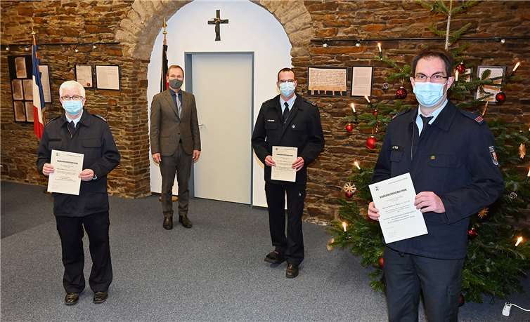 Übergabe der Ernennungsurkunden an die Wieder- bzw. Neugewählten der Sinziger Feuerwehr durch Bürgermeister Geron.Fotos: RASCH
