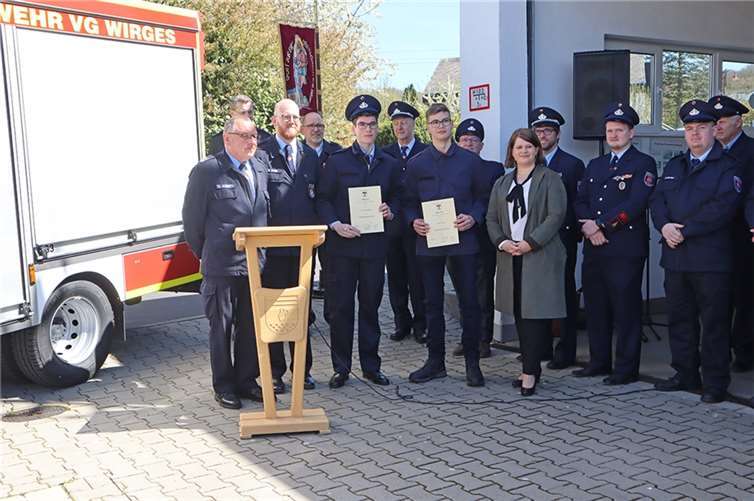 Übergabe der Ernennungsurkunden zum Feuerwehrmannanwärter an Finn Schwickert (links im Bild) und Timon Kraus (rechts im Bild).