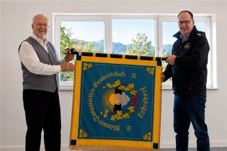 Übergabe der Fahne durch Herbert Wiemer (r.) an den Beigeordneten Hans-Jürgen Juchem.