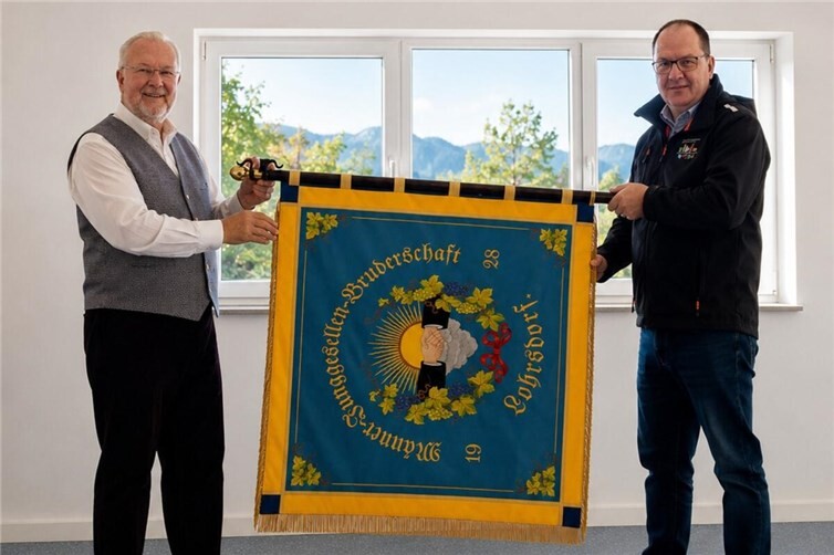 Übergabe der Fahne durch Herbert Wiemer (r.) an den Beigeordneten Hans-Jürgen Juchem.