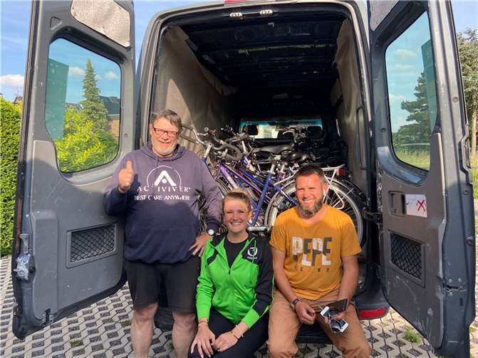 Übergabe der Fahrrad-Spenden mit Rainer Lanzrath und der MSV Geschäftsstellenleiterin Tatjana Jarow.  Foto: privat