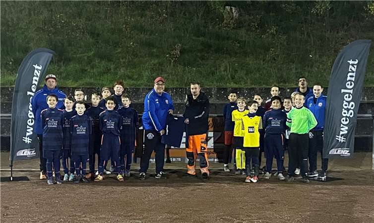 Übergabe der Funktionsunterwäsche durch Daniel Lenz an die D-Junioren des TuWi Adenau. Foto: privat