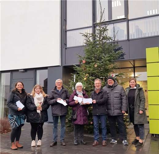 Übergabe der Geldgeschenke am Rathaus, von links: Anika Bohnheio, Lisa Behrens, Rolf Engelhardt, Anita Grundmann, Jürgen Elsen-Bollig, Guido Beckmann und Johanna Kuper. Foto: Stadt Meckenheim