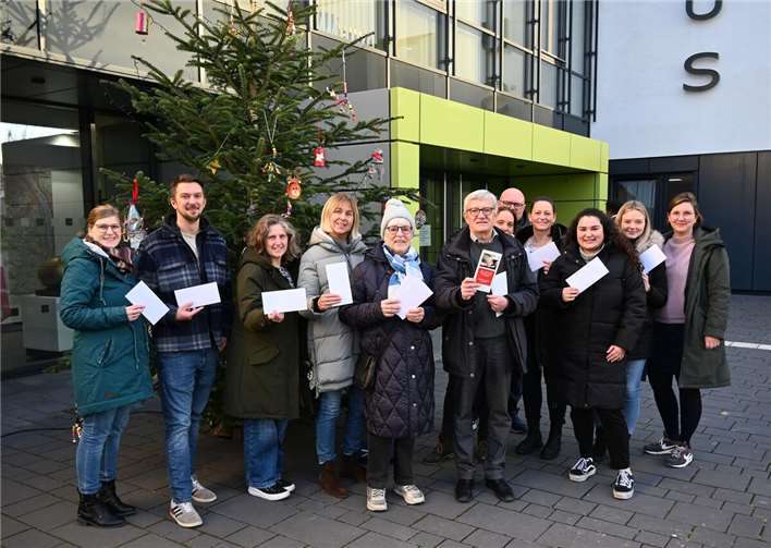 Übergabe der Geldgeschenke am Rathaus, von links: Desiree Adams, Martin Roggendorf, Gaby Gäng, Monika Spittel, Anita Grundmann, Rolf Engelhardt, Katja Schmidt, Guido Beckmann, Anika Bohnheio, Sevval Uyar, Katharina Garder und Johanna Kuper. Foto: Stadt Meckenheim