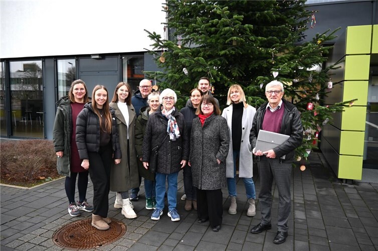 Übergabe der Geldgeschenke am Rathaus, von links: Johanna Kuper, Laura Kuschneruk, Lea Teichrib, Guido Beckmann, Gaby Gäng, Anita Grundmann, Katja Schmidt, Martin Roggendorf, Marina Ratzka, Monika Spittel und Rolf Engelhardt. Foto: Stadt Meckenheim