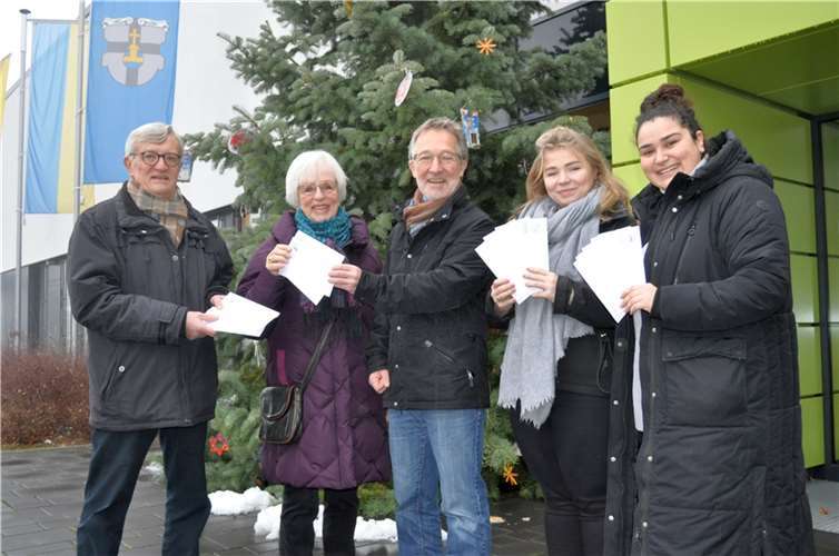 Übergabe der Geldgeschenke am Rathaus, von links: Rolf Engelhardt, Anita Grundmann, Jürgen Elsen-Bollig, Lisa Behrens und Sevval Yarimay. Foto: Stadt Meckenheim