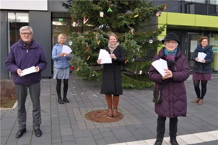 Übergabe der Geldspende, von links: Rolf Engelhardt, Monika Spittel, Julia Hahn, Anita Grundmann und Johanna Kuper.Quelle: Stadt Meckenheim