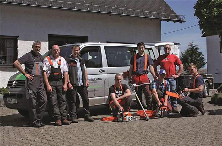 Übergabe der Geräte an die Mitarbeiter des Forstamtes Adenau. Von links nach rechts: Karl Wagner (Fa. Motorgeräte Doll), Rudolf Doll, Robert Kasper, Patrick Schneider, Lukas Schüller, Peter Utsch, Marco Schäfer, Lukas Schleder (alle Forstamt Adenau). Landesforsten RLP