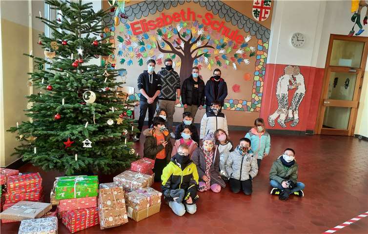 Übergabe der Geschenke an der Elisabeth-Schule. Fotos: privat