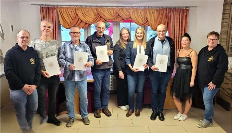 Übergabe der Glücksrad-Losgewinne vom Zwibbelsmaat 2024 (v.l.): Torsten Weltscheck (Stellv. Vorsitzender Verein), Horst Schäfer (Gewinner), Frank Zerwas (Gewinner), Herbert Loosen (Gewinner), Stephanie Neumann (Stellv. Vors, Verein), Sylvia Borsch (Gewinnerin), Martin Kohl (Gewinner), Gabi Rodammer und Heidi Höhr (beide Verein).  Foto: Michael Koch / BREISIG.live