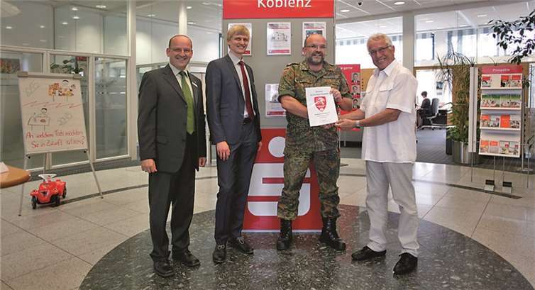 Übergabe der HVV-Dauerkarte in der Sparkassen-Geschäftsstelle in Vallendar.privat