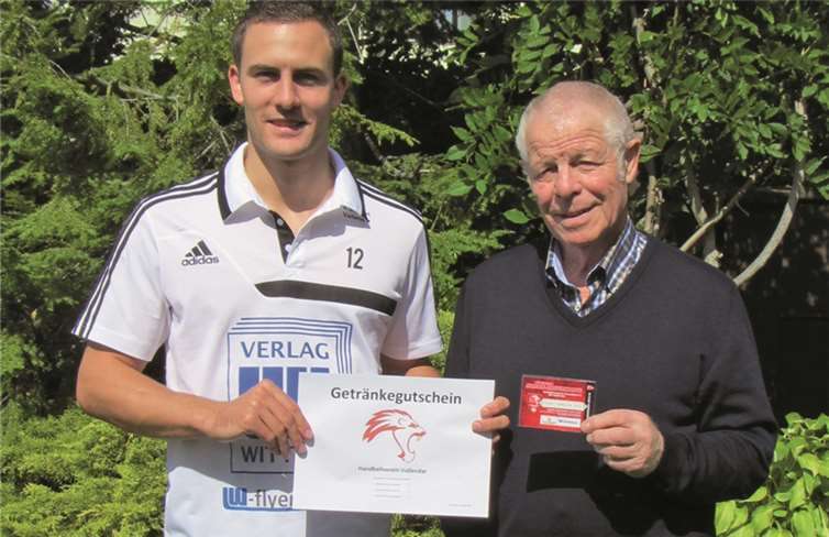 Übergabe der HVV-Dauerkarte und eines Getränkegutscheins an Josef Zengler.