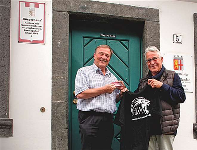Übergabe der HVV-Dauerkarte und eines Löwen-Shirts an Stadtbürgermeister Gerd Jung.