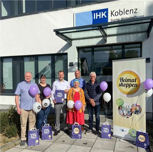 Übergabe der „Heimat shoppen“-Werbematerialien an die Werbegemeinschaften im Landkreis Neuwied durch IHK-Regionalberater Frederik Fein.  Foto: IHK Koblenz