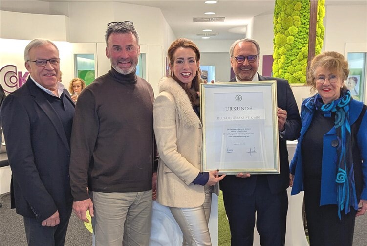 Übergabe der Jubiläumsurkunde der Handwerkskammer Koblenz anlässlich des 100-jährigen Betriebsjubiläums von BECKER Hörakustik: Präsident der Handwerkskammer Koblenz Kurt Krautscheid (l.), Dan Hilgert-Becker, Eva Keil-Becker, Hauptgeschäftsführer der Handwerkskammer Koblenz Ralf Hellrich und Brigitte Hilgert-Becker. Foto: BECKER Hörakustik