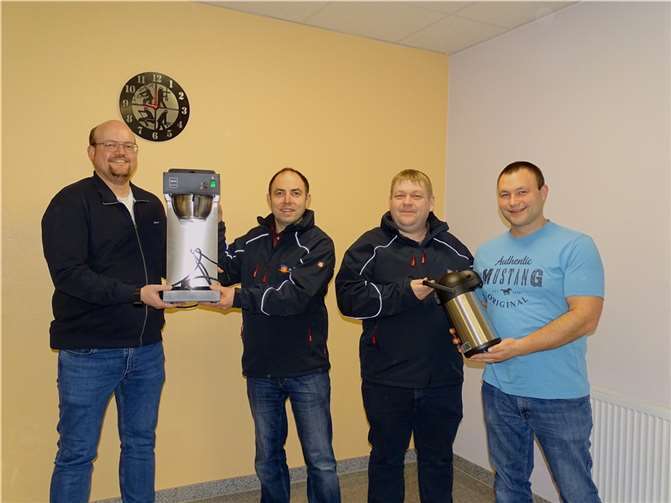 Übergabe der Kaffeemaschine (v.l.n.r): M. Homscheid (2. Vorsitzender); T. Schaarschmidt (Wehrführer); C. Schwappacher (stv. Wehrführer); J. Schlemmer (Vorsitzender)  Foto: Feuerwehr St. Katharinen (S. Feesenmeyer)