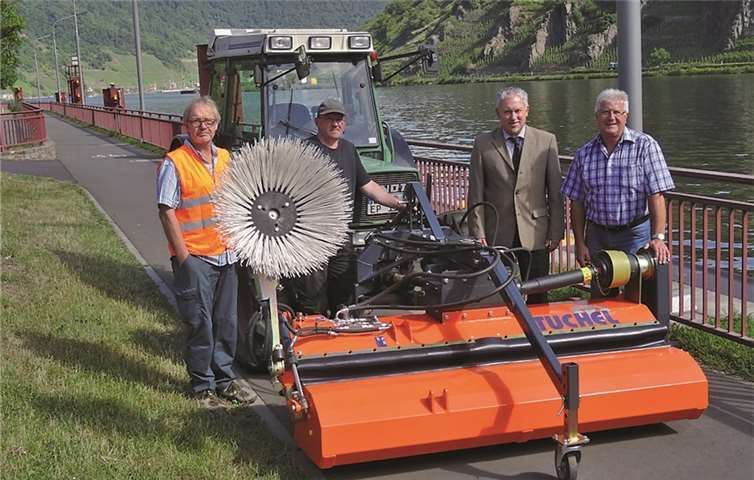 Übergabe der Kehrmaschine auf dem Betriebsweg am Moselufer in Ellenz (v.l.) Herr Sommer (WSA Trier), Herr Hammes (Gemeindearbeiter), Herr Schöplin (Leiter WSA Trier), Ortsbürgermeister Dietmar Schausten.privat