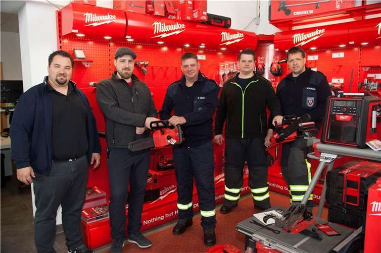 Übergabe der Kettensägen.  Foto: Feuerwehr VG Puderbach