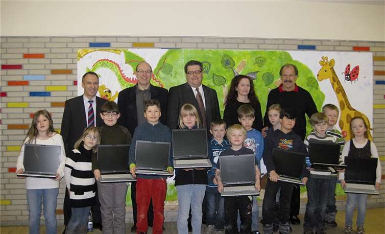 Übergabe der Laptops an die Lindenschule (hinten v. l.) Dr. Bernd Greulich, Achim König, Markus Dahm, Jana Hrabowski und Karl-Peter Stümper. privat
