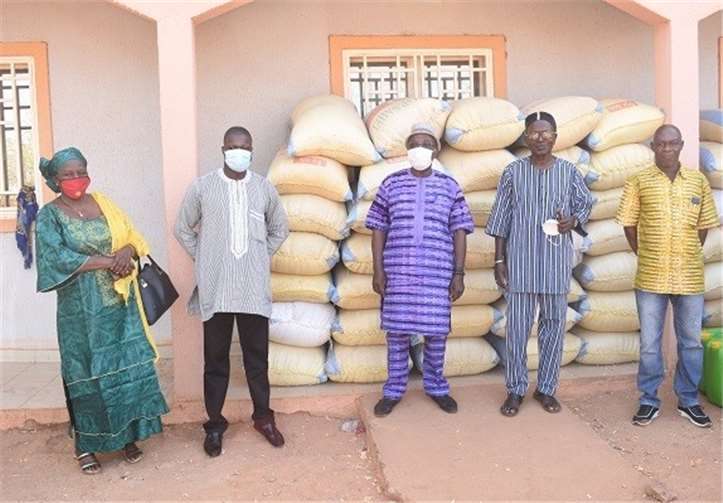 Übergabe der Lebensmittel mit Mitgliedern der Partnerschaft und dem Bürgermeister Basile Ouedraogo (Bildmitte). Fotos: privat