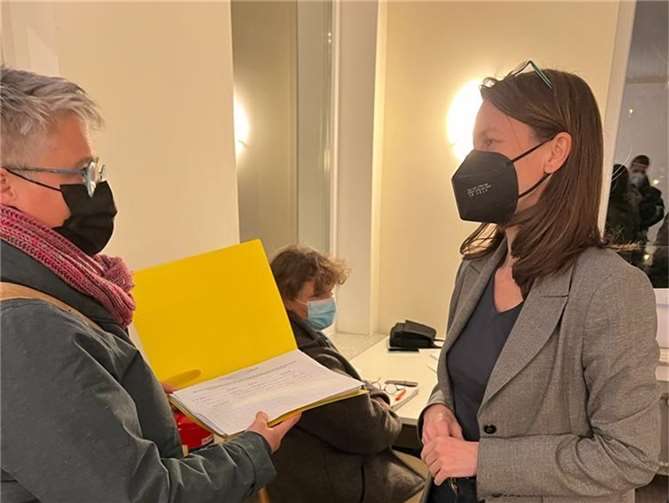 Übergabe der Liste zur Beginn der letzten VG-Ratssitzung. Foto: privat